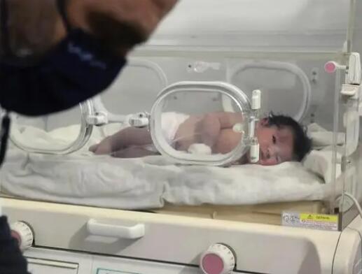 废墟中出生女婴将被叔祖父接走 原因竟是这样简直太无奈了