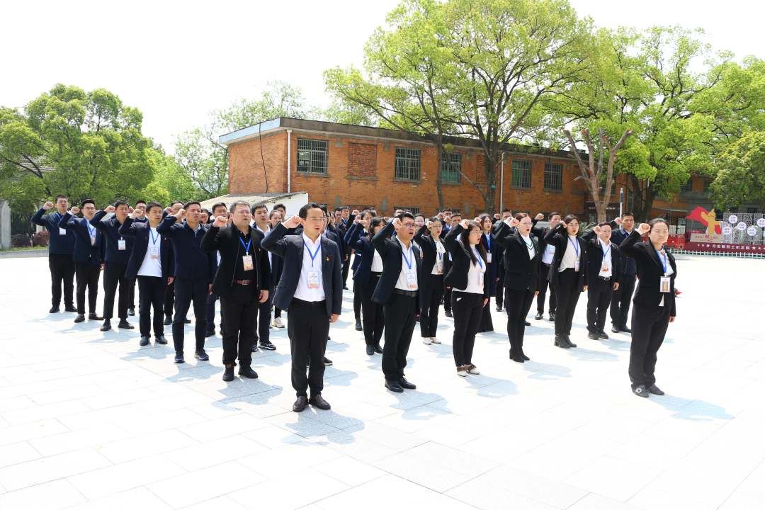 南昌市委党校第11期中青二班赴方志敏勇士陵园展开清明祭扫现场教育活动