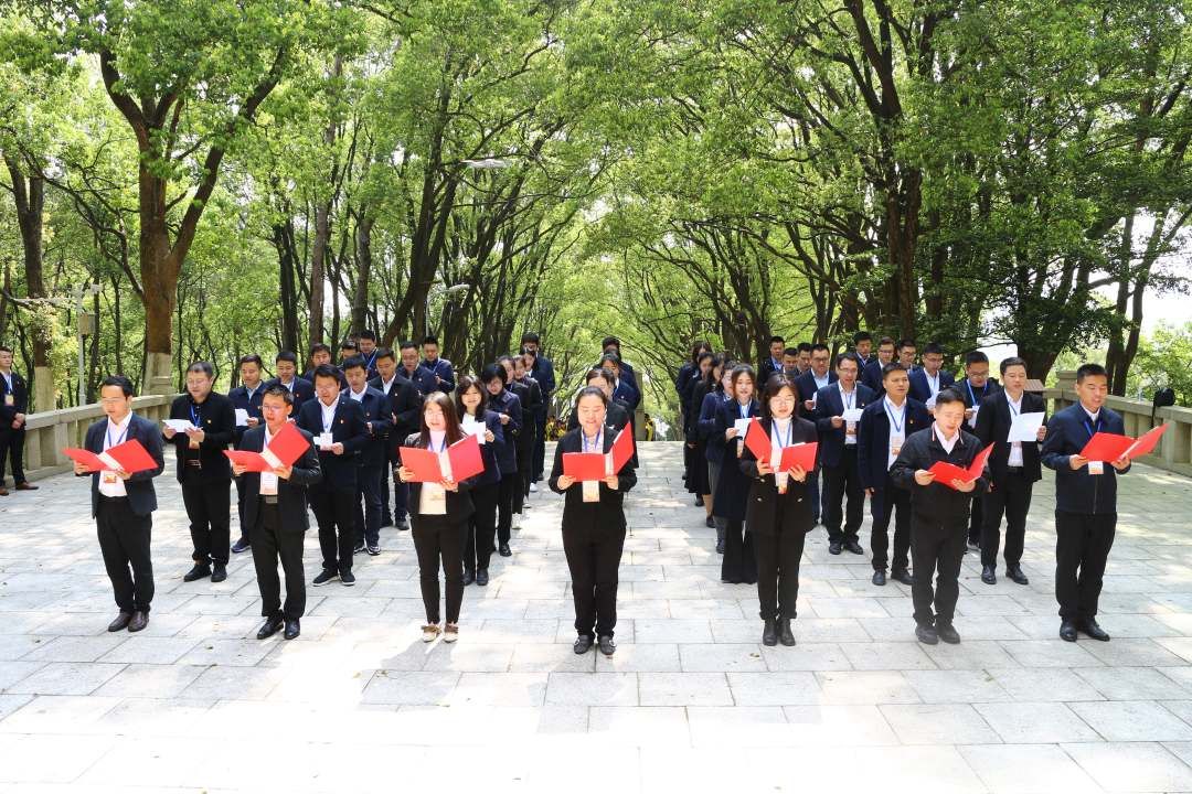 南昌市委党校第11期中青二班赴方志敏勇士陵园展开清明祭扫现场教育活动