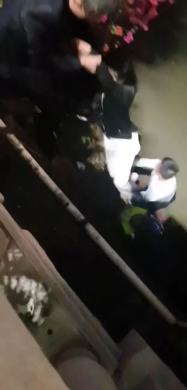 深夜突发!17岁少女跳河轻生!正陪爸爸妈妈在当地治病的青岛小伙,二话没说就冲了曩昔… 深夜突发!17岁少女跳河轻生!正陪爸爸妈妈在当地治病的青岛小伙,二话没说就冲了曩昔…