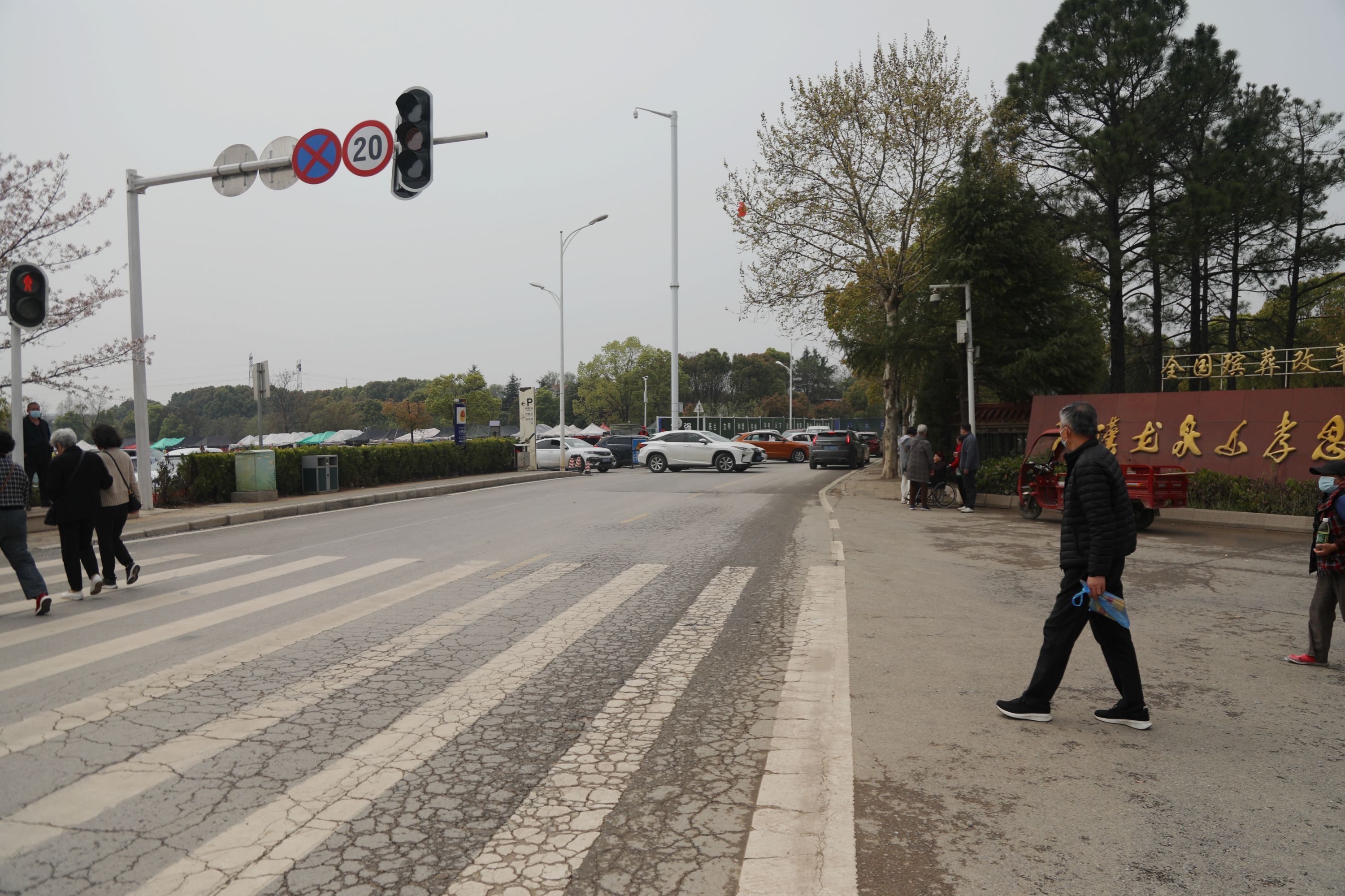 拓展路途新增一车道,到龙泉山孝恩园祭扫不堵了 拓展路途新增一车道,到龙泉山孝恩园祭扫不堵了