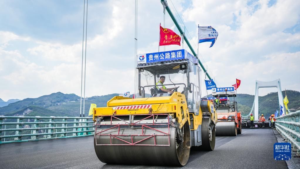 金烽乌江大桥进入桥面铺装施工阶段 金烽乌江大桥进入桥面铺装施工阶段