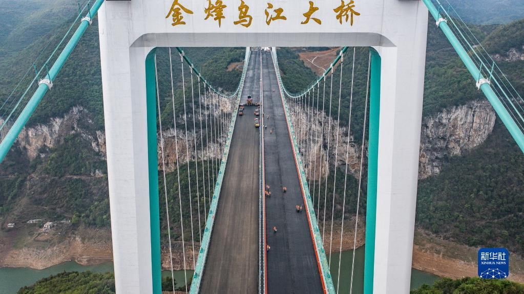 金烽乌江大桥进入桥面铺装施工阶段 金烽乌江大桥进入桥面铺装施工阶段