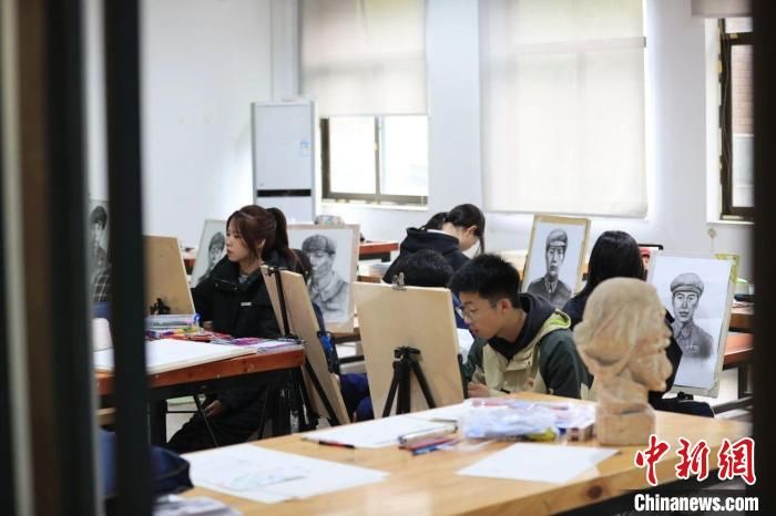 江西一高校学子为勇士画像 促进跨过时空的“相见” 江西一高校学子为勇士画像 促进跨过时空的“相见”