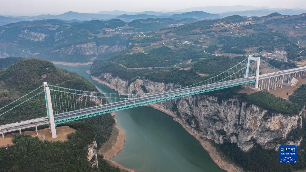 金烽乌江大桥进入桥面铺装施工阶段 金烽乌江大桥进入桥面铺装施工阶段
