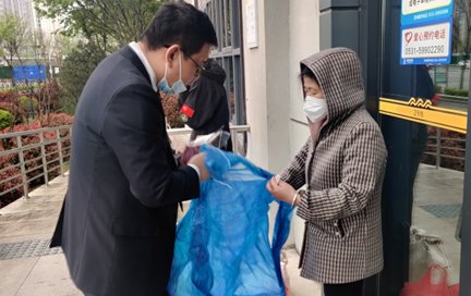 免费收取“爱心雨衣”,济南地铁这一暖心服务获乘客点赞 免费收取“爱心雨衣”,济南地铁这一暖心服务获乘客点赞