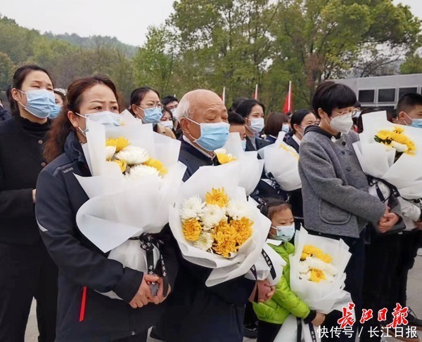 勇士献身后,妻女做了同一个挑选 勇士献身后,妻女做了同一个挑选