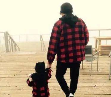 因父亲给女儿转账了1万块,在网络中火了, 成了网友口中的“转账爸爸” 因父亲给女儿转账了1万块,在网络中火了, 成了网友口中的“转账爸爸”