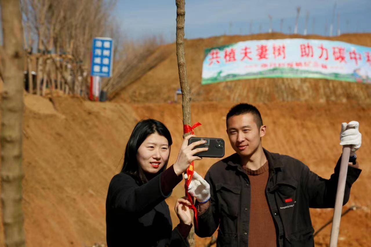 喜接“连理枝 ”同植“夫妻树” 南召县20余对新人团体栽培“爱情留念林” 喜接“连理枝 ”同植“夫妻树” 南召县20余对新人团体栽培“爱情留念林”