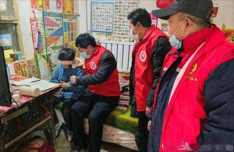 嘉祥县孟姑集镇后杜村志愿者为留守儿童教导作业