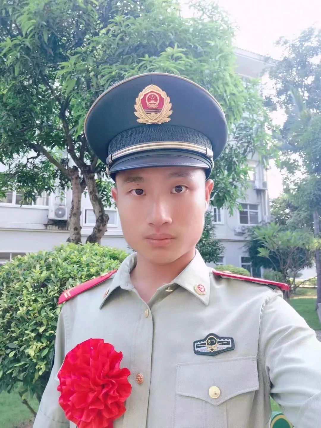 事发杭州!“奔驰哥”,你的背影太帅了 事发杭州!“奔驰哥”,你的背影太帅了