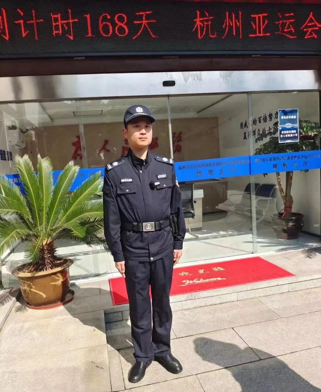 事发杭州!“奔驰哥”,你的背影太帅了 事发杭州!“奔驰哥”,你的背影太帅了