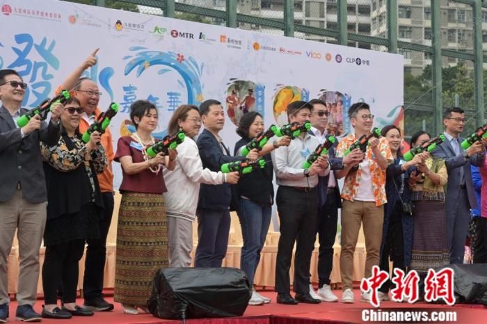 香港九龙城泼水节离别三年复办 官员现身与民同乐