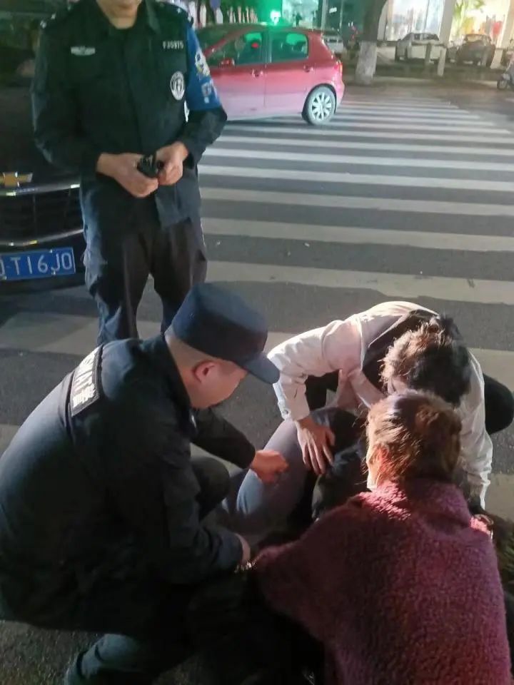 教科书式救援！男人突发癫痫，幸亏有他们……