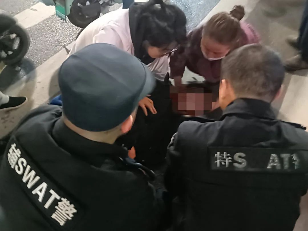 教科书式救援！男人突发癫痫，幸亏有他们……