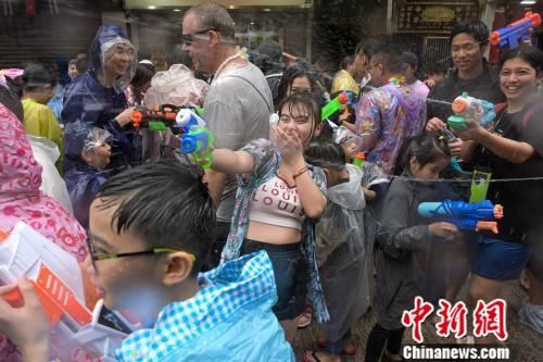 香港九龙城泼水节离别三年复办 官员现身与民同乐