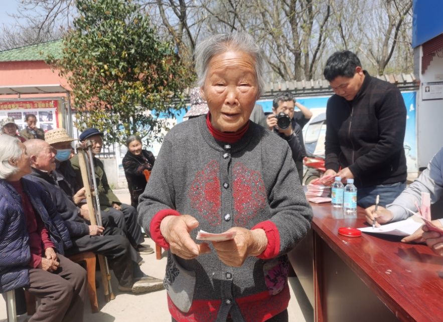 何大庙72位高旬白叟收到“大红包” 他立马拿出10万元回馈社会 何大庙72位高旬白叟收到“大红包” 他立马拿出10万元回馈社会