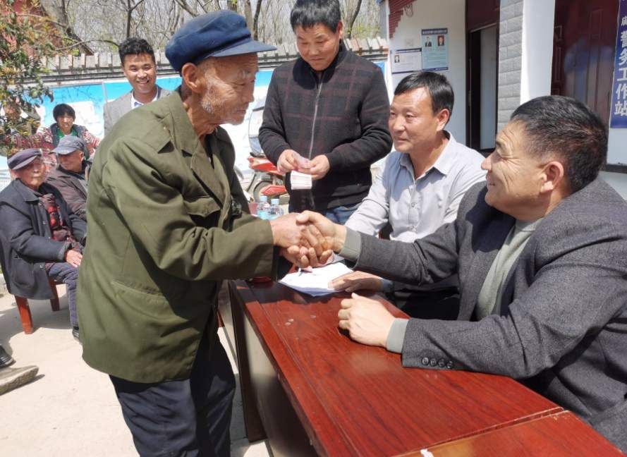 何大庙72位高旬白叟收到“大红包” 他立马拿出10万元回馈社会 何大庙72位高旬白叟收到“大红包” 他立马拿出10万元回馈社会