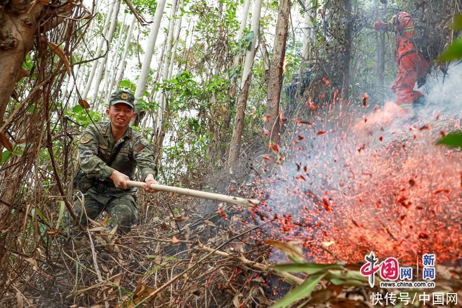 广西河池突发山火!武警官兵紧迫驰援 广西河池突发山火!武警官兵紧迫驰援