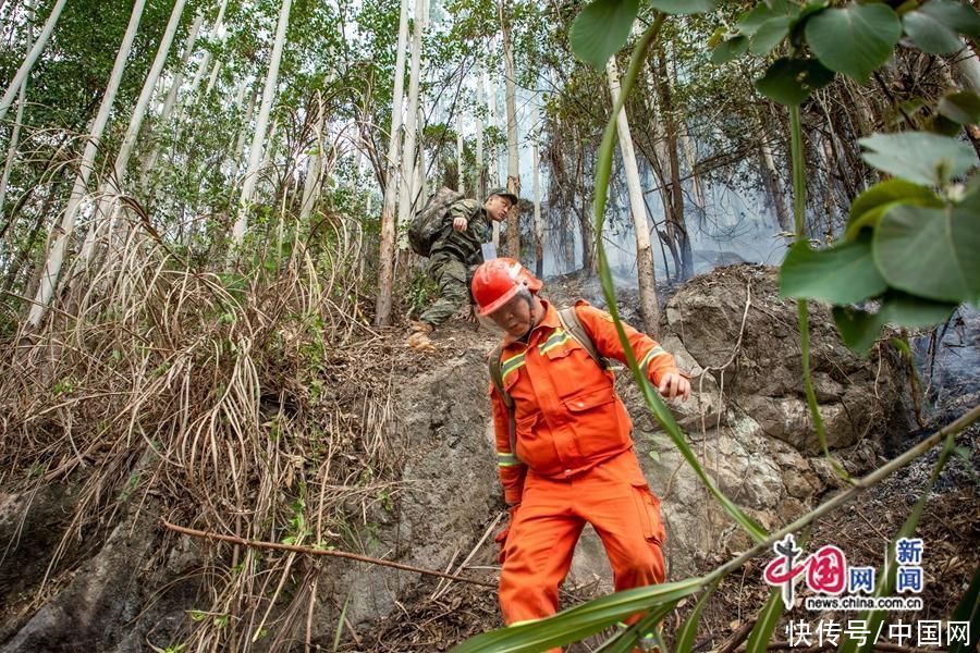 广西河池突发山火!武警官兵紧迫驰援 广西河池突发山火!武警官兵紧迫驰援