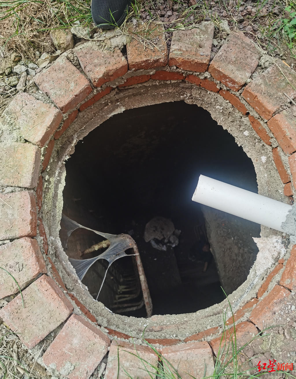 10岁男孩玩捉迷藏竟钻井盖下，不小心坠入10米深井跌伤，消防紧迫解救