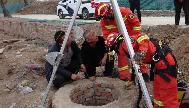 北京门头沟一男孩掉入3米深排水井 消防员7分钟将孩子救出