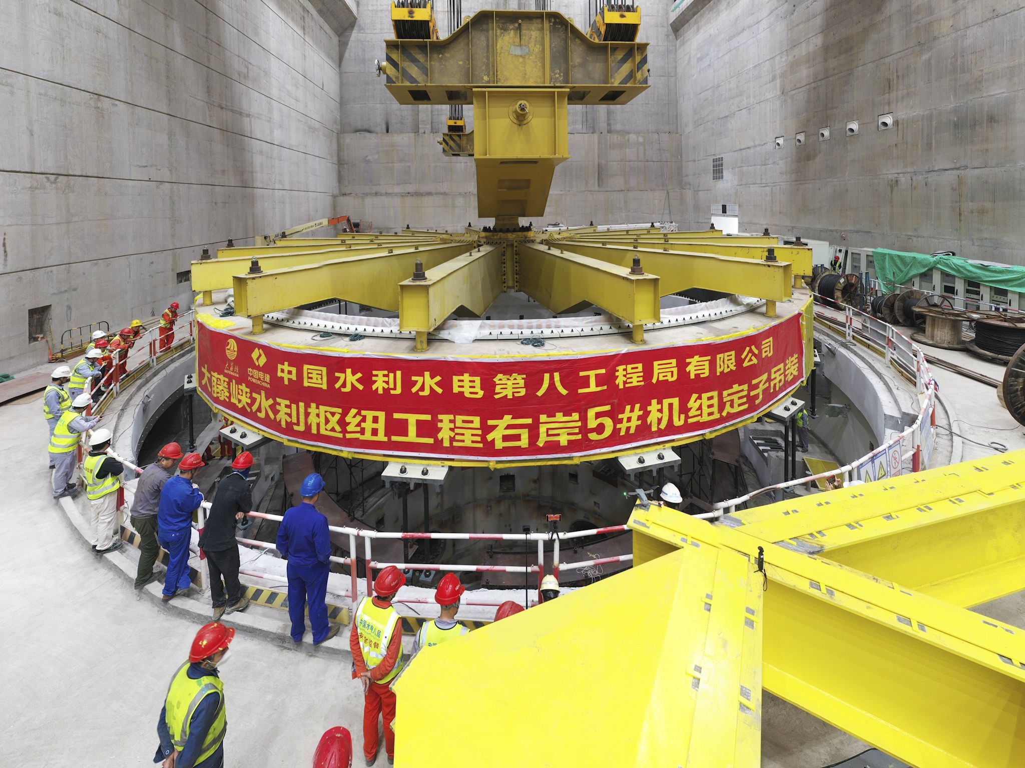 大藤峡水利枢纽工程最终一台发电机组定子成功吊装