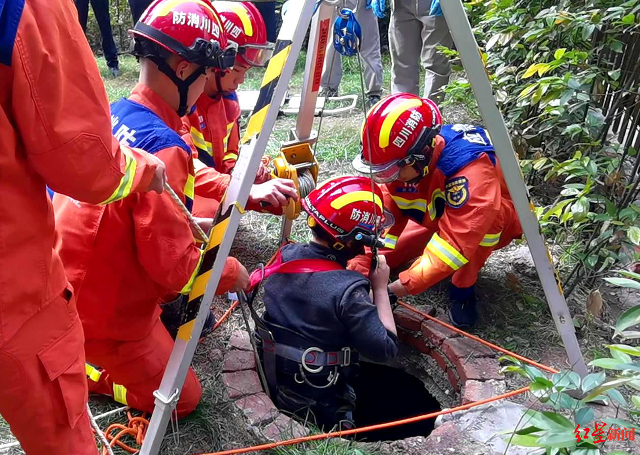 10岁男孩玩捉迷藏竟钻井盖下，不小心坠入10米深井跌伤，消防紧迫解救