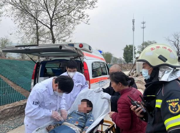 北京门头沟一男孩掉入3米深排水井 消防员7分钟将孩子救出