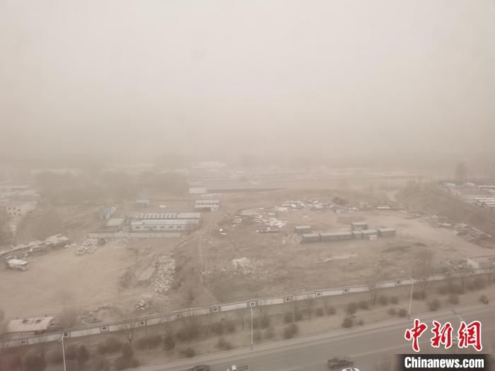 内蒙古再遇沙尘暴 专家:与蒙古气旋强度偏强等要素有关 内蒙古再遇沙尘暴 专家:与蒙古气旋强度偏强等要素有关