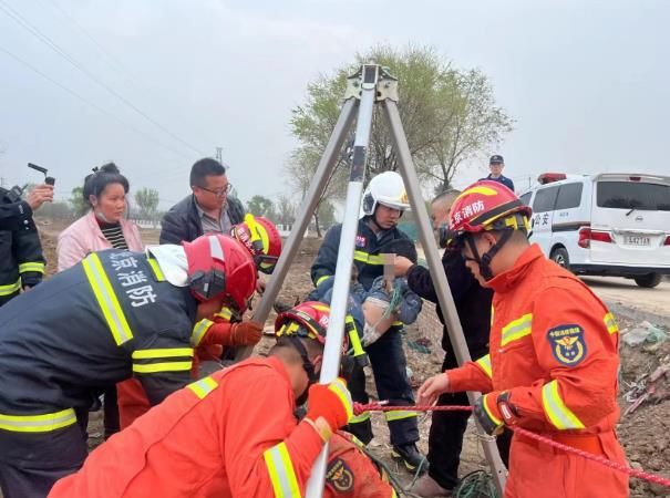北京门头沟一男孩掉入3米深排水井 消防员7分钟将孩子救出