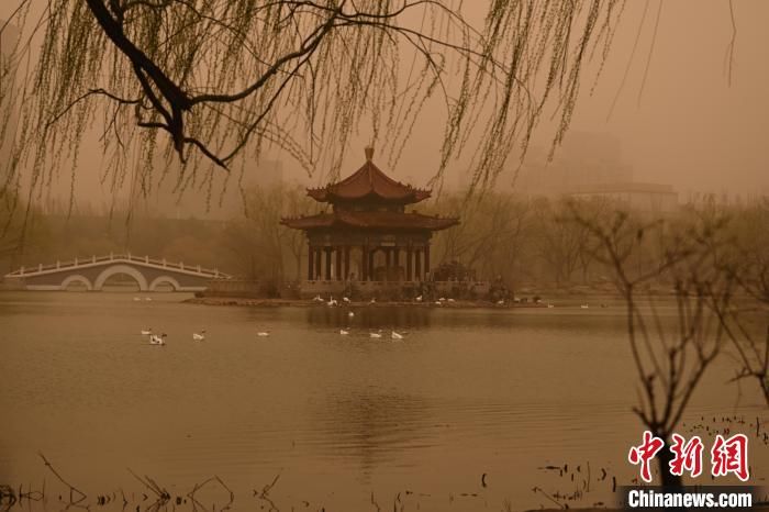 呼和浩特现劲风沙尘气候 天空成朦胧