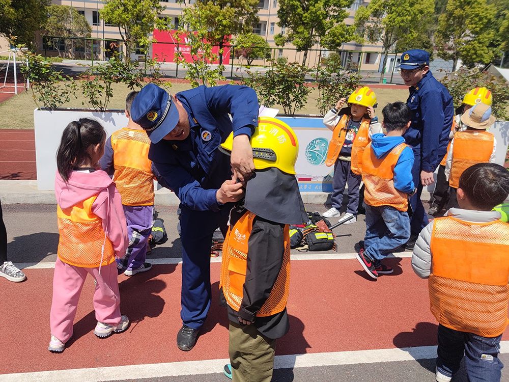 柯桥消防联合会稽山研学世界营地举行"小小消防员训练营" 柯桥消防联合会稽山研学世界营地举行"小小消防员训练营"