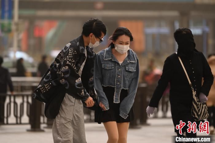 呼和浩特现劲风沙尘气候 天空成朦胧