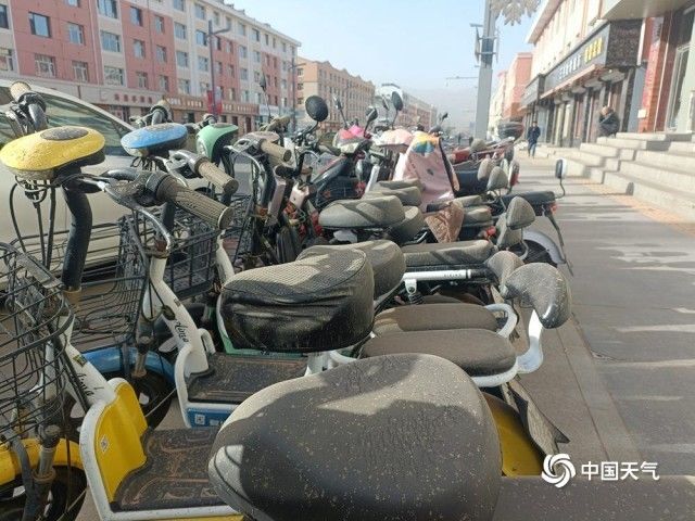 河北张家口崇礼下“泥雨” 轿车变泥车 河北张家口崇礼下“泥雨” 轿车变泥车