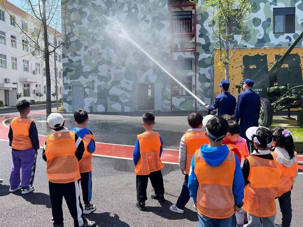 柯桥消防联合会稽山研学世界营地举行"小小消防员训练营" 柯桥消防联合会稽山研学世界营地举行"小小消防员训练营"