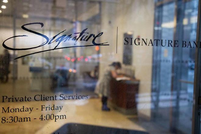 3月13日，客户在美国纽约市签名银行网点内等候处理事务。新华社发（郭克 摄）