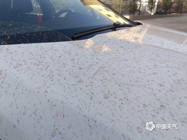 河北张家口崇礼下“泥雨” 轿车变泥车 河北张家口崇礼下“泥雨” 轿车变泥车