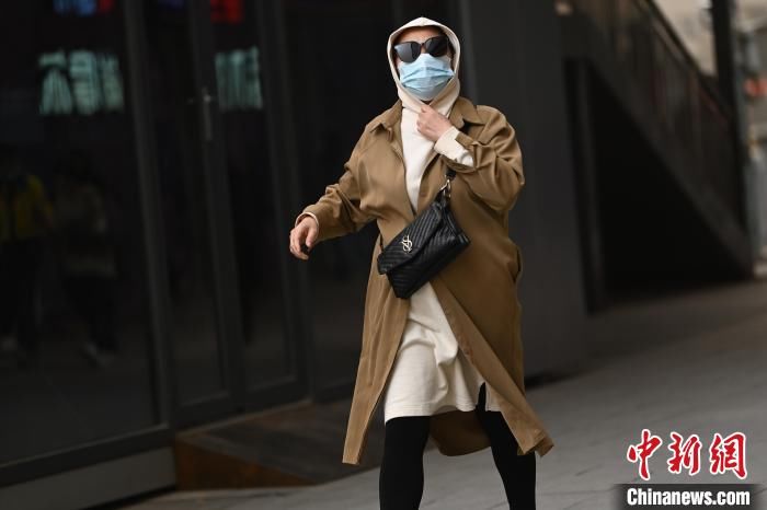 呼和浩特现劲风沙尘气候 天空成朦胧