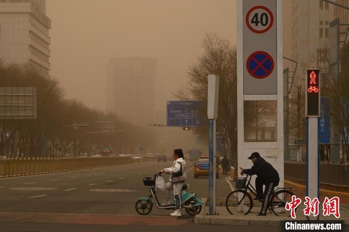 呼和浩特现劲风沙尘气候 天空成朦胧