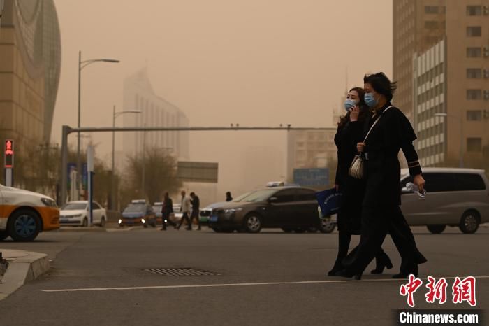 呼和浩特现劲风沙尘气候 天空成朦胧