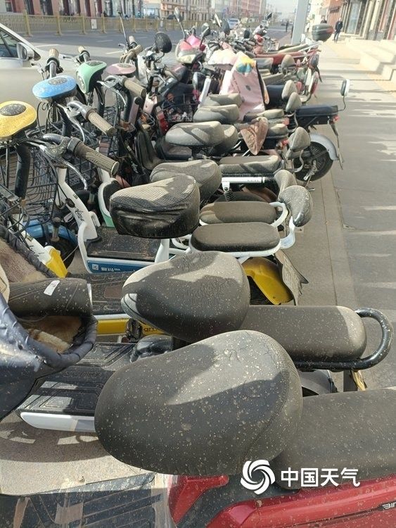 河北张家口崇礼下“泥雨” 轿车变泥车 河北张家口崇礼下“泥雨” 轿车变泥车