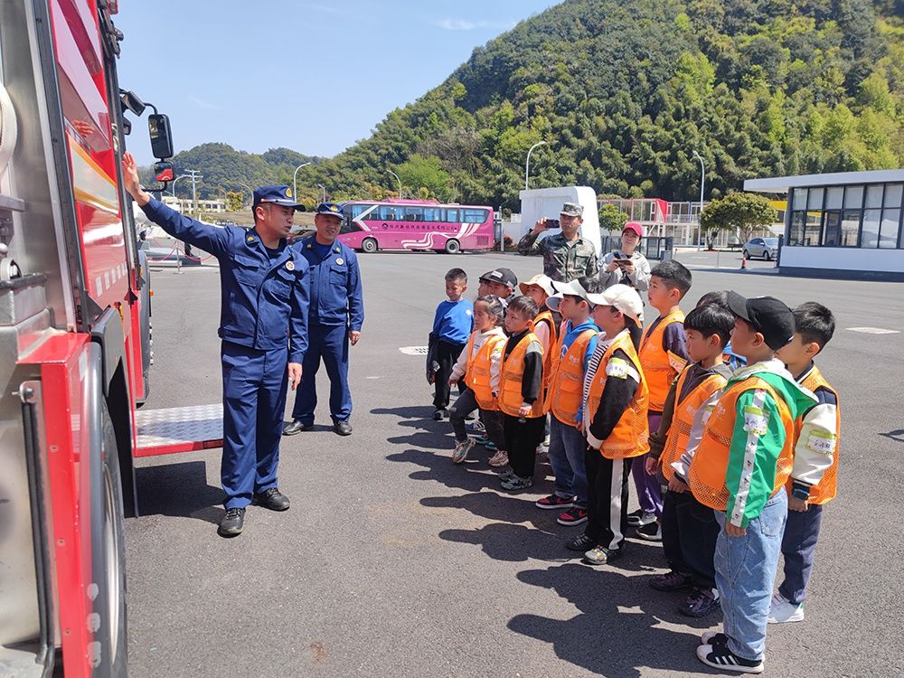 柯桥消防联合会稽山研学世界营地举行"小小消防员训练营" 柯桥消防联合会稽山研学世界营地举行"小小消防员训练营"