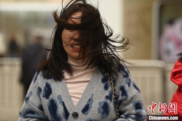 呼和浩特现劲风沙尘气候 天空成朦胧