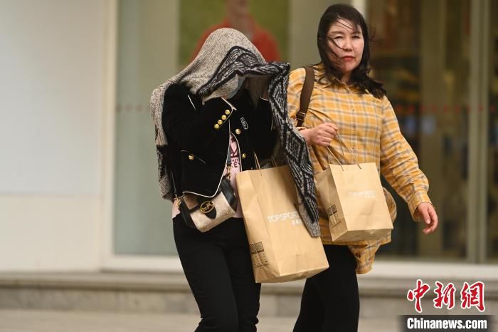 呼和浩特现劲风沙尘气候 天空成朦胧