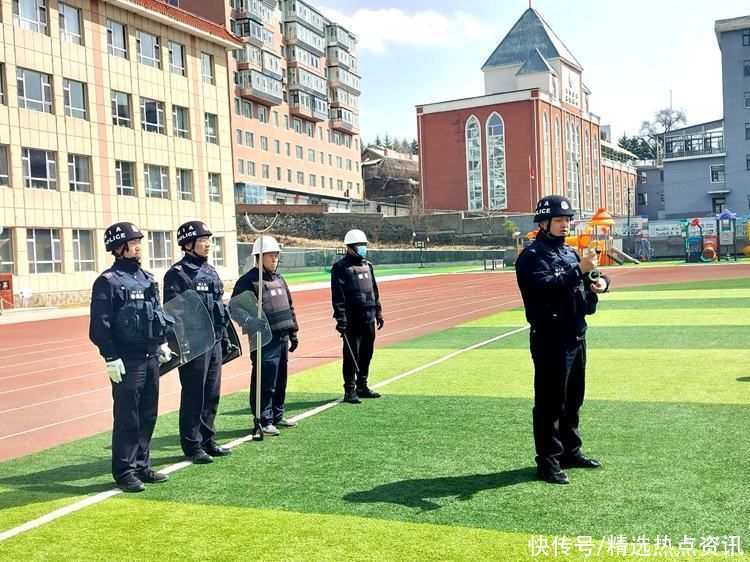 长白经济开发区边境派出所:展开“体会式”安全教育进学校活动 长白经济开发区边境派出所:展开“体会式”安全教育进学校活动