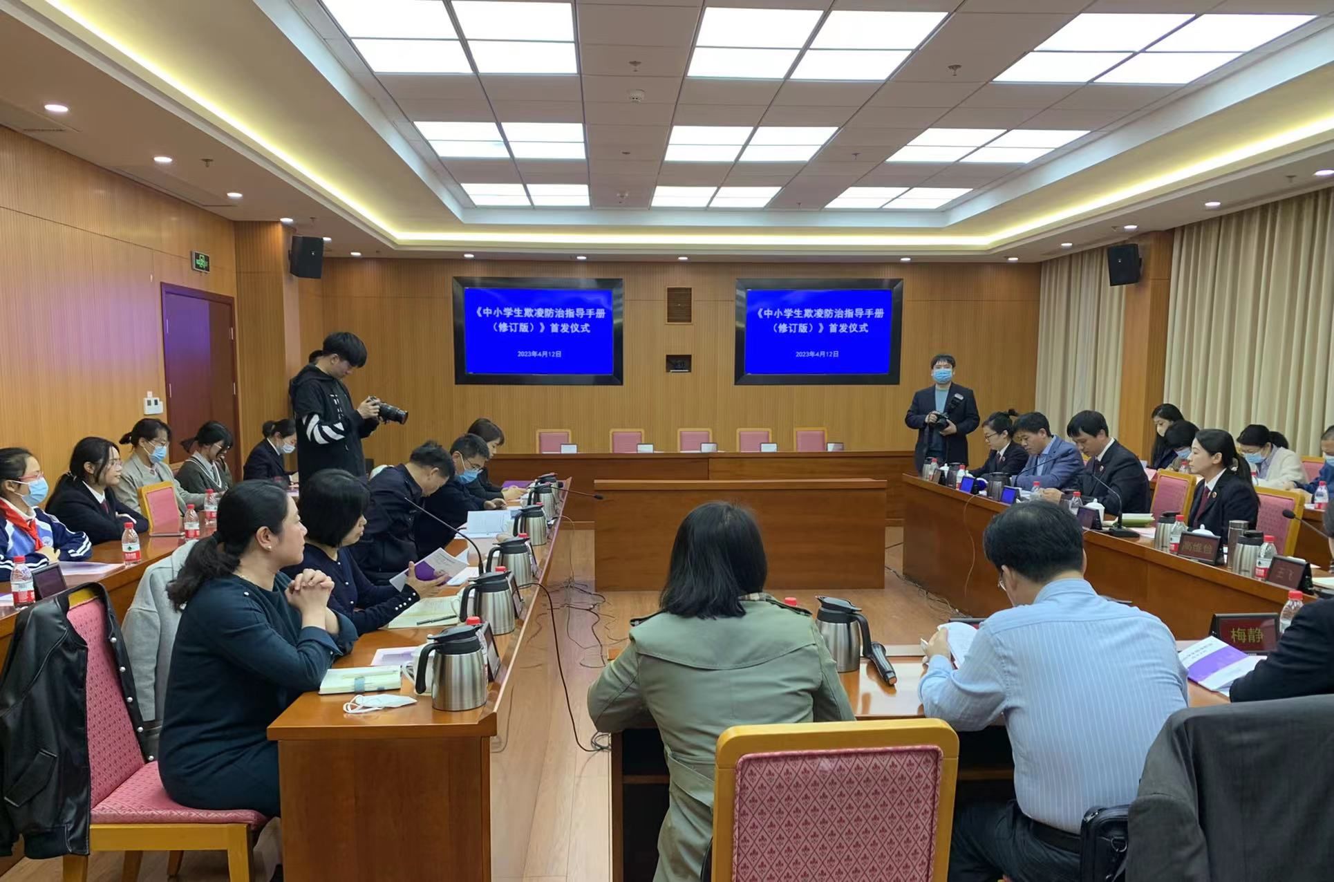 结合本土经历修订，这本手册为上海学生欺负防治供给全链条指引