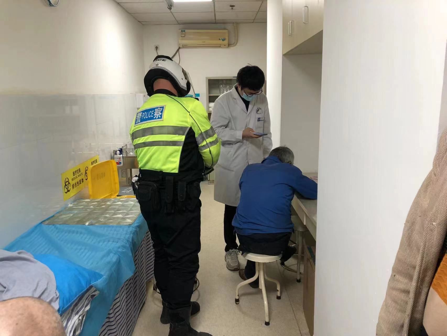 白叟意外断指，九龙骁骑10分钟“狂飙”开道送医