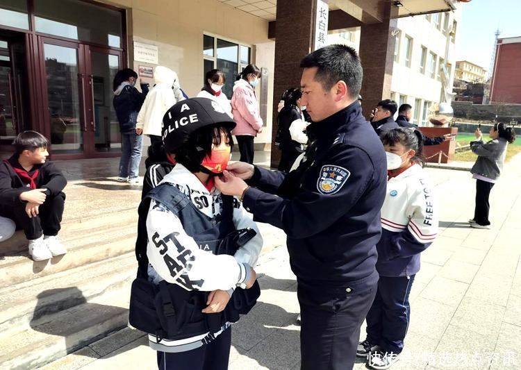 长白经济开发区边境派出所:展开“体会式”安全教育进学校活动 长白经济开发区边境派出所:展开“体会式”安全教育进学校活动