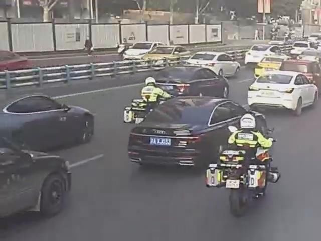 白叟意外断指，九龙骁骑10分钟“狂飙”开道送医